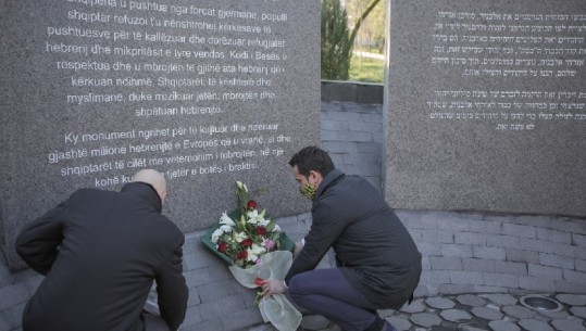 Veliaj dhe ambasadori i Izraelit, homazhe në Memorialin e Holokaustit në Tiranë, Kryebashkiaku: Koha të reflektojmë (VIDEO)