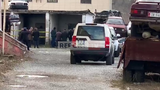 Pamje/ Momenti kur ekspertët italian vëzhgojnë nga afër makinën e biznesmenit të zhdukur në Shqipëri (VIDEO)