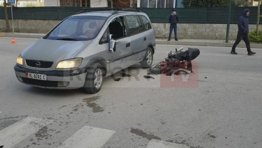Aksident në Vlorë, makina përplas një motor! Plagoset një person