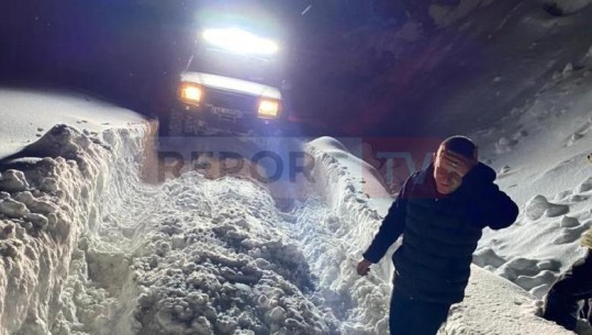 Mbi 1 metër borë në fshatin që lidh Panaritin me Korçën, makinat tentojnë të hapin rrugën
