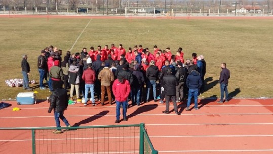 Kohët e vështira/ Tifozët e Skënderbut bëjnë suprizën e veçantë për futbollistët, zbresin në fushë për t’i motivuar (VIDEO)