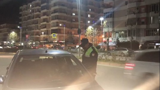 Aksidentet në Vlorë, policia kontrolle e postblloqe në rrugët e qytetit! Gjobë disa automjeteve