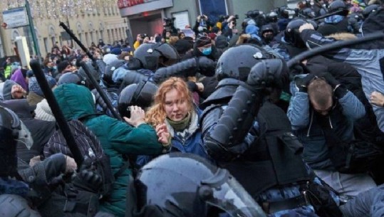 Mbi 2 mijë të arrestuar, serish protesta për lirimin e kundërshtarit të Putin në Rusi