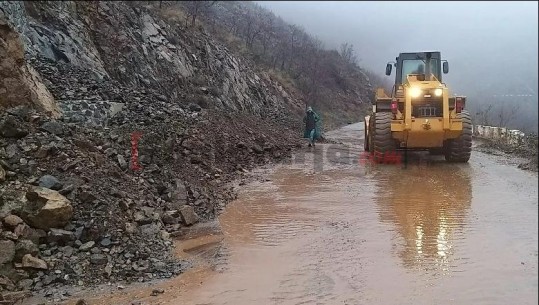 Reshjet e shiut në Kukës, rrëshqitje gurësh bllokohen disa akse! Disa fshatra pa energji elektrike