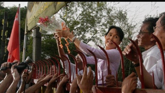 Aung San Suu Kyi:  Nga ikonë e demokracisë dhe fitues e 'Nobelit' për paqe, në urdhëruese e spastrimit etnik të popullit të saj