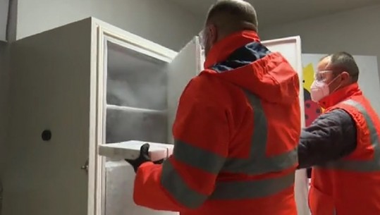 Të shoqëruar nga kordoni i policisë, dozat e vaksinës Pfizer mbërrijnë në ISHP! Hapet kutia, sistemohen në frigoriferët -80 gradë celcius (VIDEO)