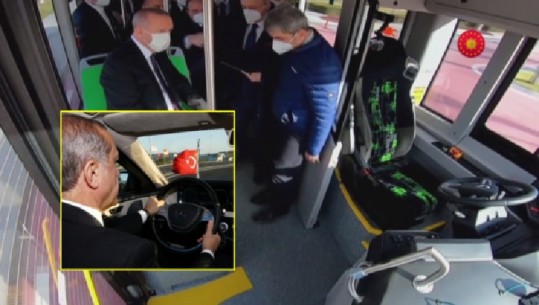 Erdogan lë makinën e tij luksoze për pak minuta, lëviz me autobusin elektrik pa shofer (VIDEO)