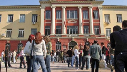 Studentët mbledhin 10 mijë firma për kthim në auditorë, Ministria e Arsimit ende pa një vendim 