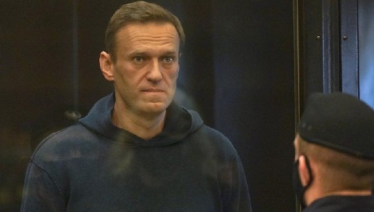 Seanca kundër kritikut të Kremlinit, Navalny ironizon: A mund të më shpjegoni si mund të informoja për gjendjen time, kur isha në koma?!