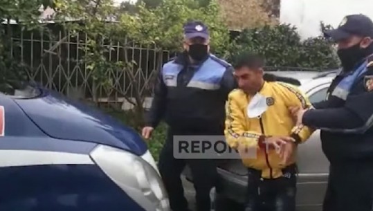 Ia hoqën kapuçin, lejuan mediat ta filmonin brenda në furgon e ta merrnin në pyetje Saimir Meçanin, pezullohen 3 policët