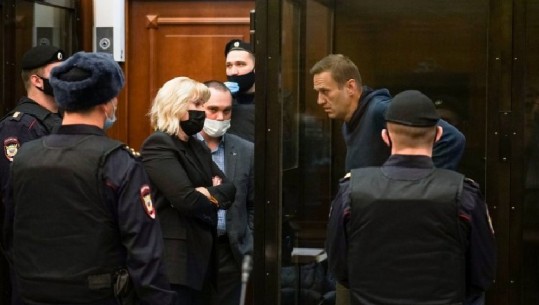 Pavarësisht protestave të shumta dhe kritikave të ndërkombëtarëve dënohet me 3 vite e gjysëm burg Alexei Navalny 