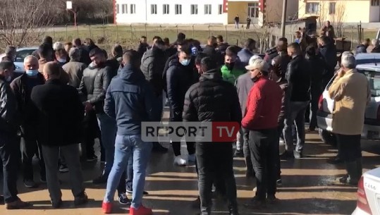 Rruga me gropa në Maliq, protestojnë banorët e 4 fshatrave: Të merren masa ose do bllokojmë aksin Korçë-Pogradec (VIDEO)