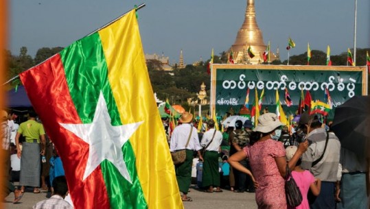 Grusht shteti në Mianmar, Aung San Suu Kyi përballet me akuza në paraburgim