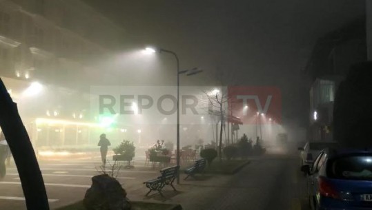 Mjegull në qytetin e Korçës, apel drejtuesve të mjeteve të bëjnë kujdes në akset nacionale (VIDEO)