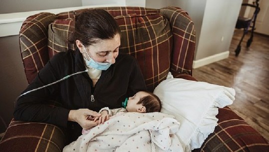 E lindi në koma kur ishte e infektuar me COVID-19, nëna takohet me foshnjën e saj, tre muaj pasi e kishte sjellë në jetë (VIDEO)