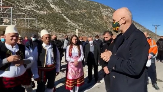 'T'u bëftë dita 1000', Rama pritet me këngë polifonike në Salari të Tepelenës