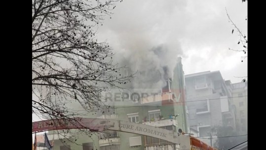 Zjarr i fuqishëm në një banesë te 'Rruga e Kavajës', s'raportohet për të lënduar! Shkak shpërthimi i bombolës së gazit (VIDEO)