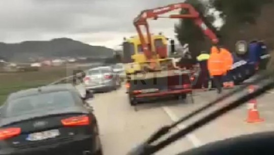 Humb kontrollin e mjetit nga shpejtësia, makina e policisë private kthehet përmbys në Elbasan