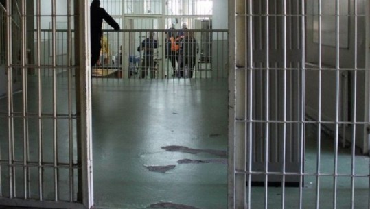 Kishte fshehur drogën në rroba dhe tentoi ta fusë brenda burgut të Drenovës, procedohen penalisht dy shtetas