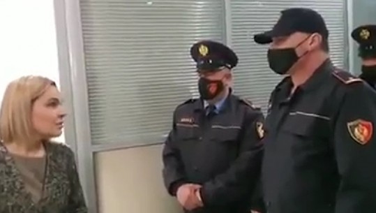 VIDEO/ Policia shkon ta gjobisë për maskën, Kryemadhi debat me efektivët në Elbasan: Jemi 7 veta, lejohet në kafe! Luftoni bandat, mos u bëni ushtarë