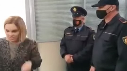 Pas konfliktit verbal me efektivët në Bradashesh, Monika Kryemadhi shoqërohet në komisariatin e Elbasanit