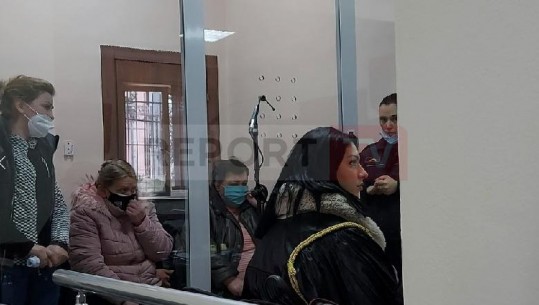 E akuzuar si bashkëpunëtore e Tires, infermierja përlotet në sallën e gjyqit (VIDEO)