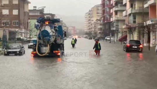 Përmbyten disa lagje, niveli i ujit mbi 50 cm! Rrëzohet pema, bllokohet aksi Vlorë-Orikum (VIDEO)