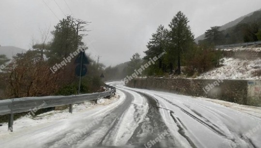 Borë dhe shi në Llogara, rruga vështirësisht e kalueshme (FOTO-VIDEO)