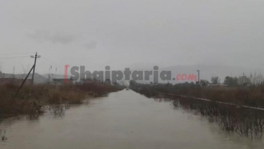 Reshje të dendura shiu, përmbytet rruga që të çon në fshatin Nartë (VIDEO)