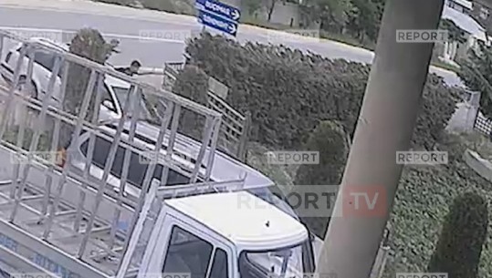 Video EKSKLUZIVE nga momenti i tmerrit/ Makina merr përpara 3 fëmijët në Korçë që po ktheheshin nga shkolla