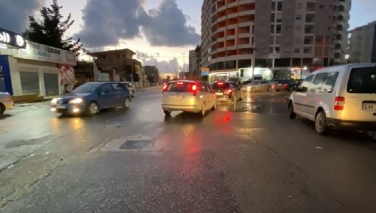 Përmirësohet situata gjatë pasdites, uji largohet nga rrugët e qytetit të Vlorës