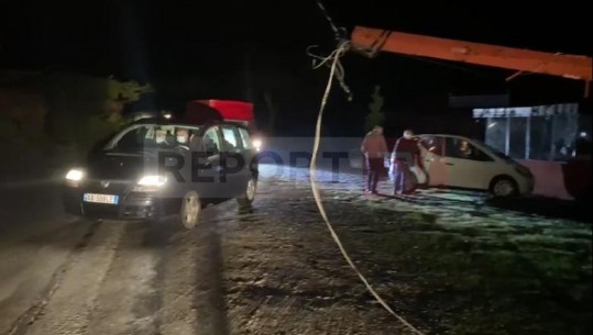 Era e fortë rrëzon pemën dhe shtyllën elektrike, bllokohet aksi nacional Elbasan-Peqin