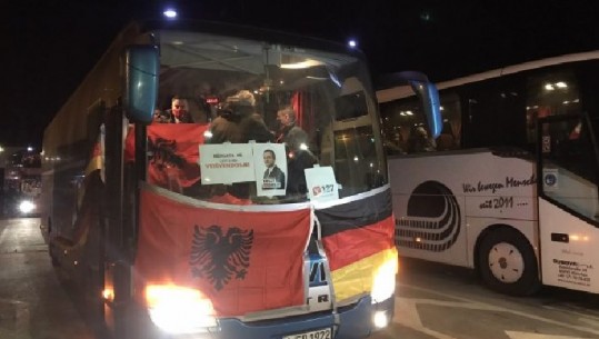 Zgjedhjet në Kosovë/ 6 autobusë me emigrantë mbërrijnë nga Gjermania në mbështetje të Albin Kurtit (VIDEO)