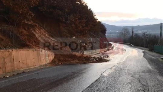 Reshjet e shiut, rrëshqitje dherash në aksin rrugor Bulqizë-Peshkopi (VIDEO)