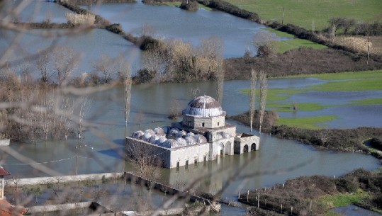 Reshjet, xhamia e Plumbit në Shkodër e zhytur në ujë