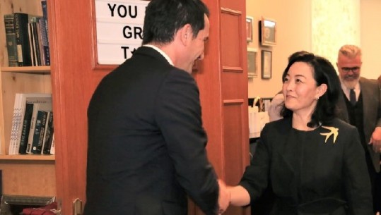 Rezultoi pozitive me COVID-19, Veliaj i uron shërim të shpejtë ambasadores së SHBA-ve Yuri Kim