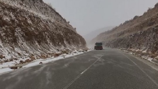 Bien temperaturat nën 0 në Bulqizë dhe Kukës, video-t mahnitëse të erës së fortë nuk duhen humbur 