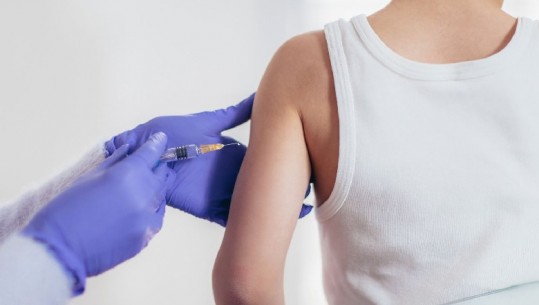 Vaksina anti-COVID AstraZeneca do të provohet për herë të parë tek fëmijët