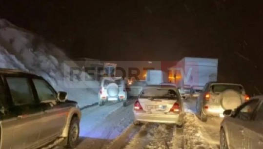 Ngrica në rrugë dhe dëborë, bllokohet aksi Elbasan-Librazhd!
