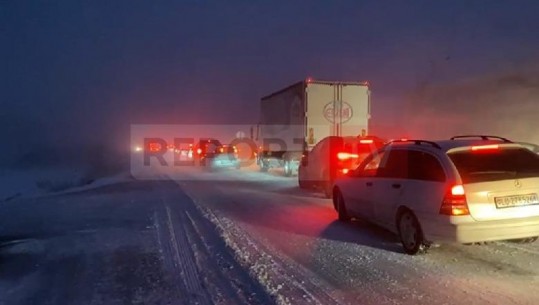 Bora dhe ngrica ‘bllokojnë’ superstradën Lezhë-Milot! Nën hetim kompanitë e pastrimit të rrugëve, nuk morën masa