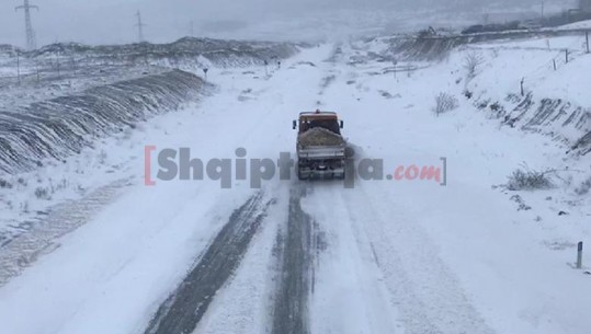 1 metër dëborë në Dibër, rrugët rurale të bllokuara, aksi Peshkopi-Tiranë me zinxhirë (VIDEO)