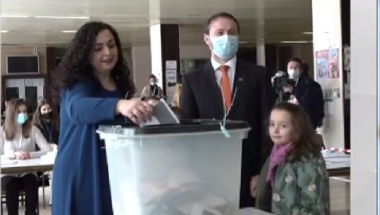 E shoqëruar nga vajzat dhe bashkëshorti, voton Vjosa Osmani: Sot është një ditë e bardhë për Kosovën (VIDEO)