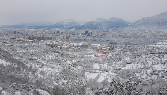 Pamje nga lart të kryeqytetit, Tirana e ‘pushtuar’ nga dëbora këtë Shën Valentin