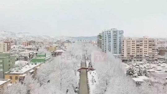 Shën Valentini vjen ndryshe këtë vit, Tirana 'vishet' me petkun e bardhë të dëborës (PAMJET)