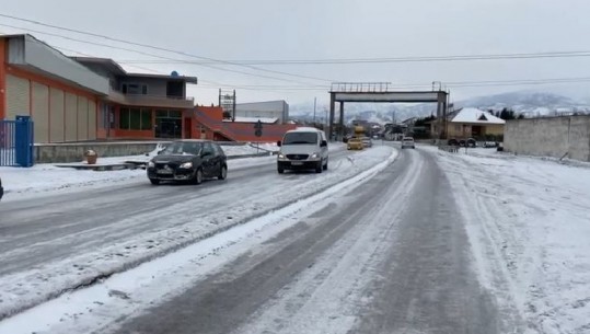 Temperatura të ulëta dhe ngricë në qarkun e Elbasanit, vijon puna për pastrimin dhe kriposjen e rrugëve, këshillohen zinxhirë për automjetet