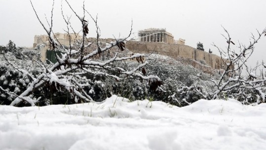 Stuhia e dëborës ‘Medea’ pushton Greqinë/ Bllokohet rruga nacionale Athinë-Lamia, termometri shënon -20 gradë dhe shumë zona mbeten pa energji elektrike