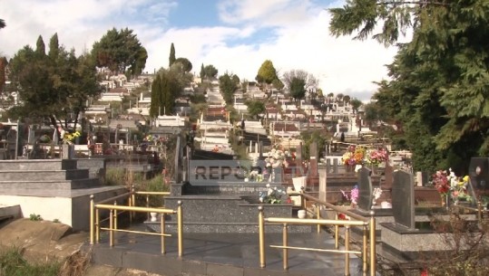 Mungesa e tokës për varrezat në Durrës, shtohen rastet kur burrë e grua futen në një varr (VIDEO)