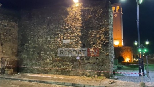 Reshjet e shiut dëmtojnë murin e kalasë së Elbasanit, rrëzohen disa gurë në hyrje të saj (VIDEO)