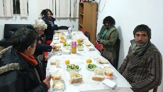 Një strehë dhe ushqim i ngrohtë në këto ditë të ftohta/Punonjësit e Bashkisë së Tiranës vijojnë të ndihmojnë qytetarët në nevojë