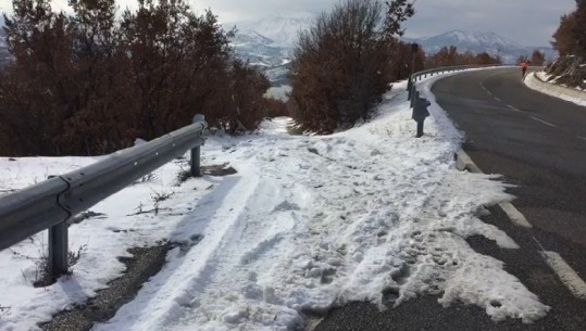 Moti i keq, rikthehet qarkullimi normal në rrugët rurale të bllokuara nga bora në qarkun e Kukësit